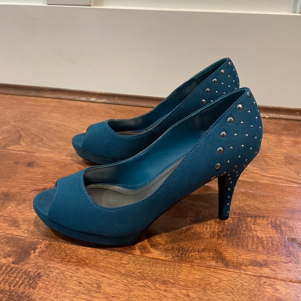 Naturalizer Teal Studded Peep-Toe Heels